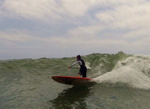  Paddle board entre las olas en Gruissan 